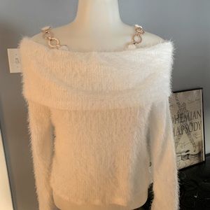 Chain decor cold shoulder fluffy top